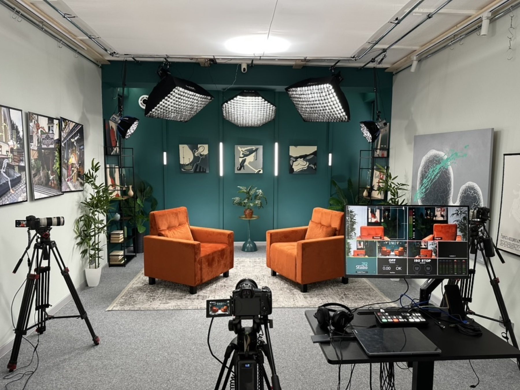 Зелена локація Studio 312 з камерами, світлом і режисерським монітором
